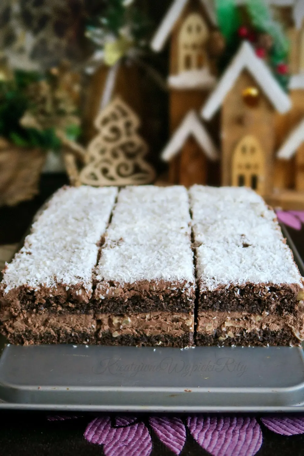 Przekrój ciasta makowego z czekoladą i orzechami z widocznymi orzechami Opis