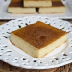 Galatopita – grecki deser zapiekany z kremem mlecznym, posypany cukrem pudrem, podany na białym talerzu