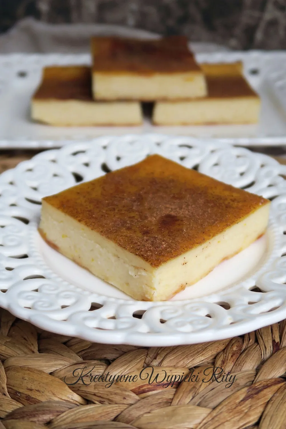 Galatopita – grecki deser zapiekany z kremem mlecznym, posypany cukrem pudrem, podany na białym talerzu