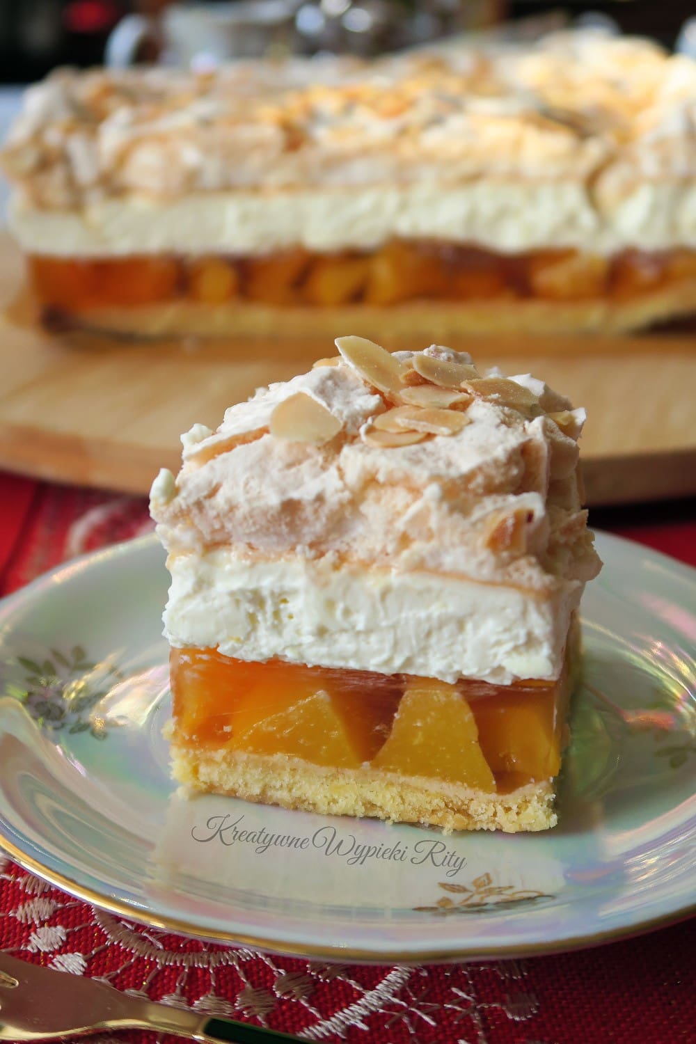 Brzoskwiniowa chmurka – lekkie ciasto z biszkoptem, kremem śmietanowym i brzoskwiniami