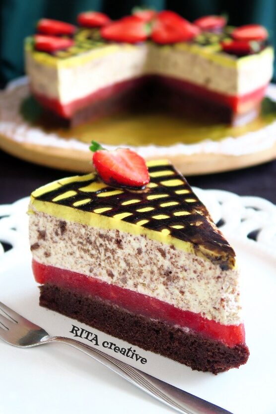 Torcik adwokatowy z kremem straciatella i truskawkami