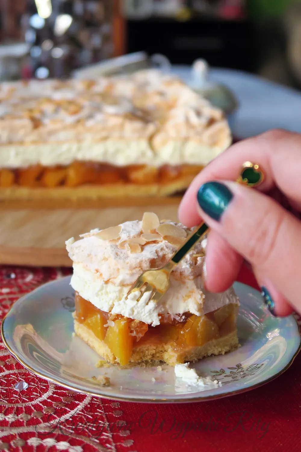 Ciasto brzoskwiniowa chmurka z kremem śmietankowym i bezą – widok przekroju