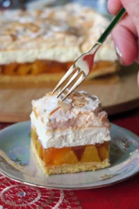 Brzoskwiniowa chmurka – domowe ciasto z brzoskwiniami w galaretce