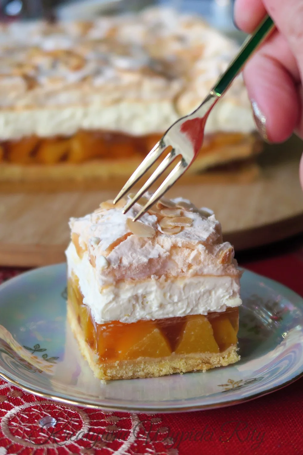 Brzoskwiniowa chmurka – domowe ciasto z brzoskwiniami w galaretce