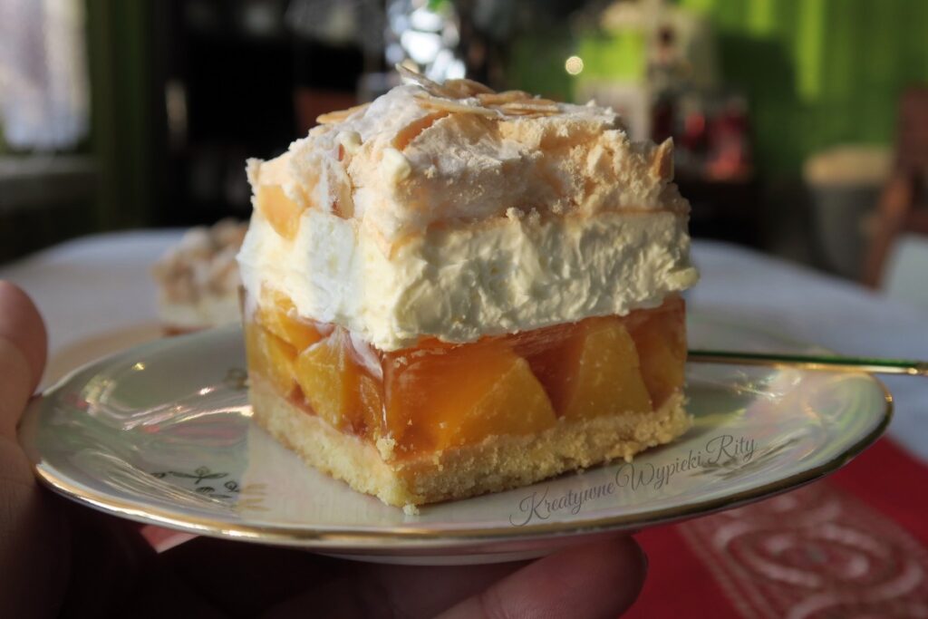 Brzoskwiniowa chmurka – ciasto warstwowe z kruchym spodem, brzoskwiniami w galaretce, kremem waniliowym i bezą