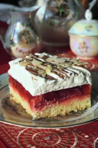 Domowe ciasto z truskawkami i galaretką oraz bitą śmietaną na biszkopcie
