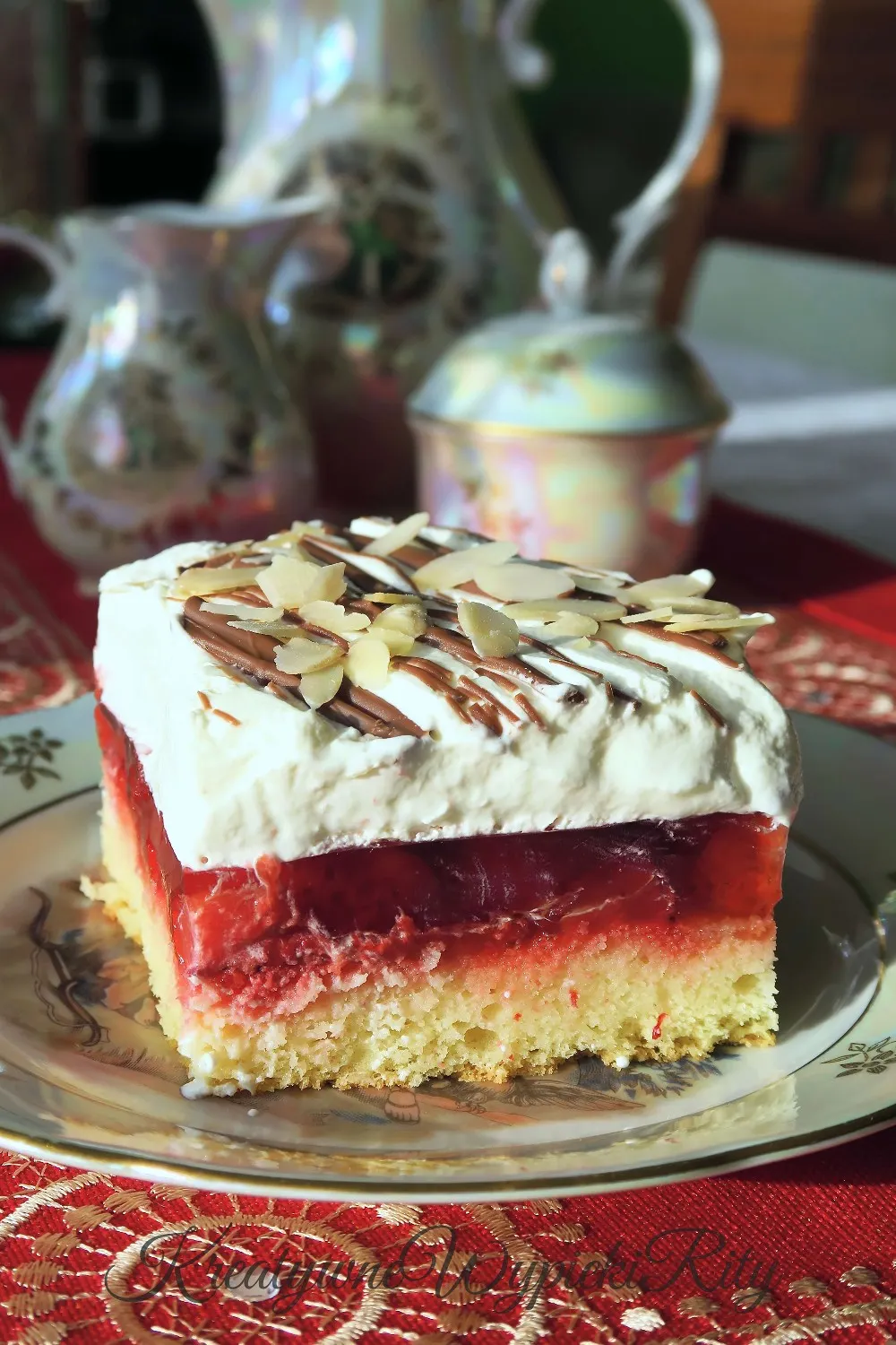 Ciasto z truskawkami i galaretką oraz bitą śmietaną na biszkopcie